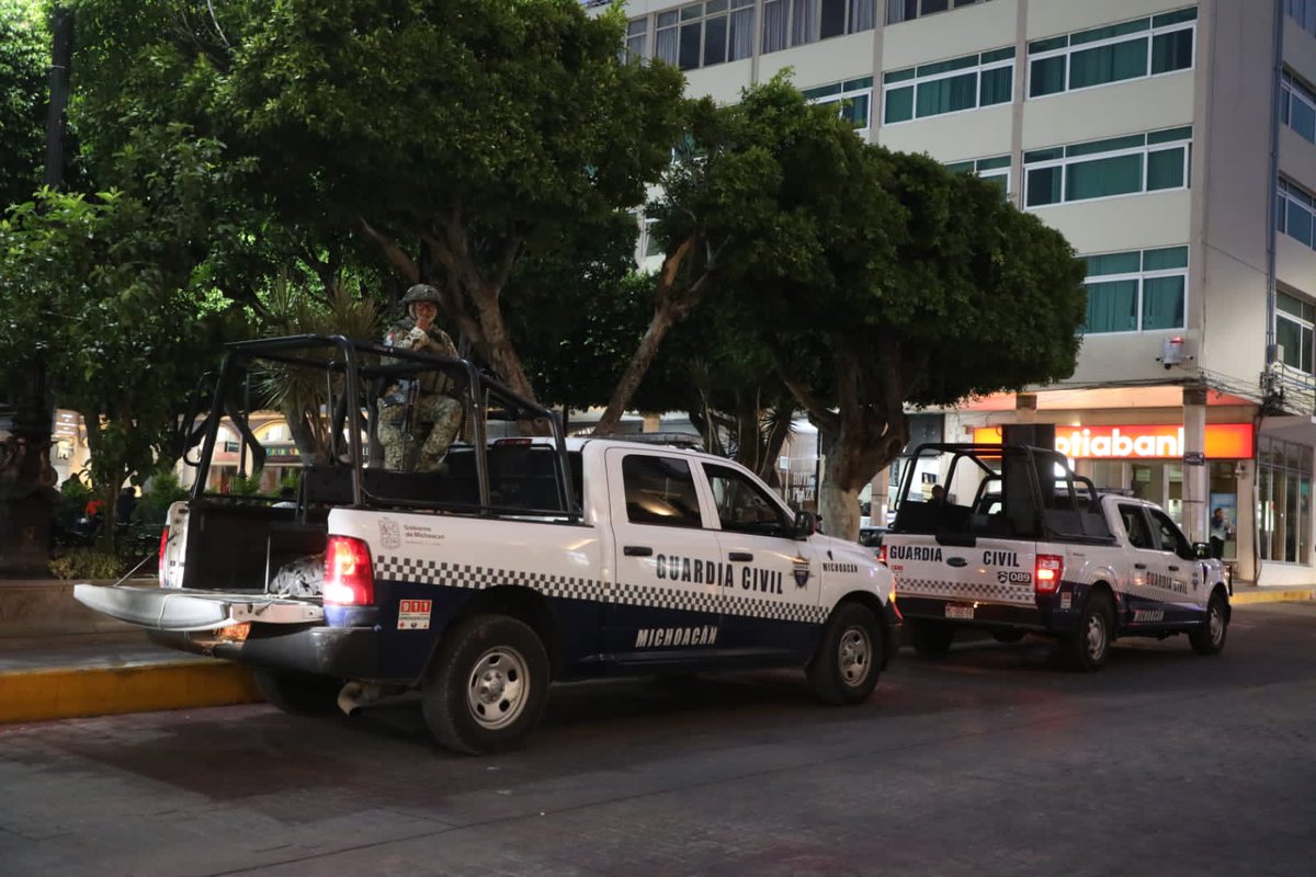 SSeguridad_Mich's tweet photo. 🚔👮🏻 Continuamos vigilando los municipios de Sahuayo y Jiquilpan, trabajando para garantizar la seguridad y mantener el orden público. Lo más importante es seguir construyendo un entorno seguro y tranquilo para todos. https://t.co/6KetWiqwJX