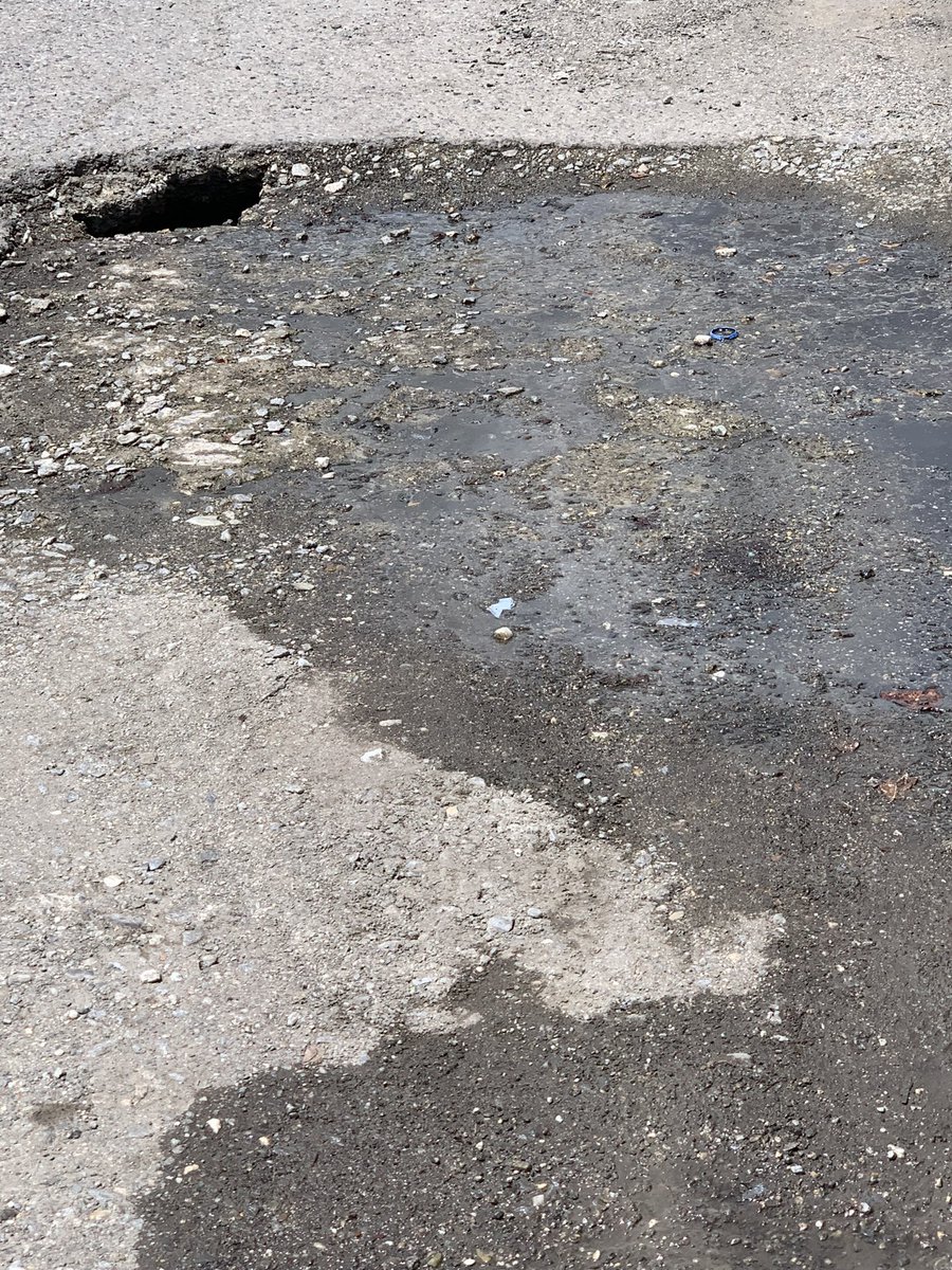 Observen el mega hueco del 21-06-22, reparado por Hidrocapital y Corporación de servicios el 21-06-23 y cómo está hoy 01-06-24, e Hidrocapital se lava las manos como Pilatos @HidroCapital2 <a href="/ServPublicosVe/">Servicios Públicos Vzla</a>