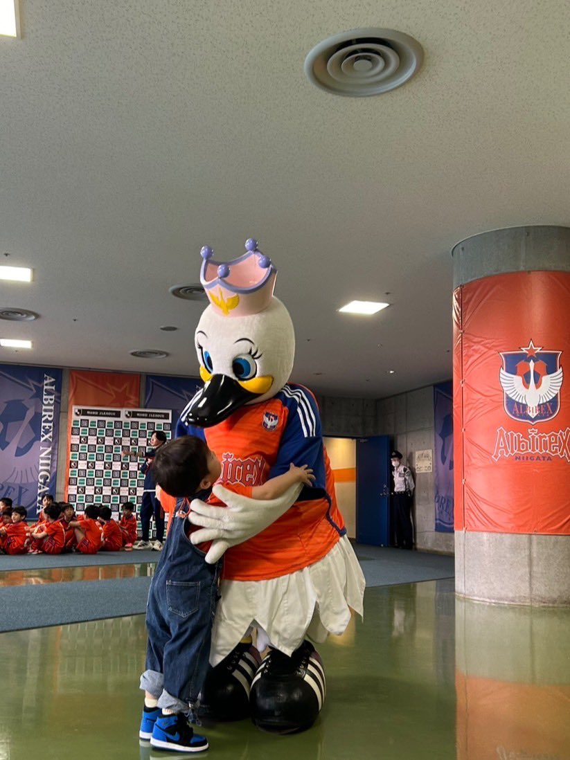 07kouji25's tweet photo. 今年もアウェイ制覇を目指すアルビサポーターそうちゃん😊
そして
J1という舞台で
僕にとって特別な野津田のピッチに立つことができ
とても感慨深かったです。
まだまだここから上目指しましょう！！
勝つっていいね👍 https://t.co/mfhjkqOWti