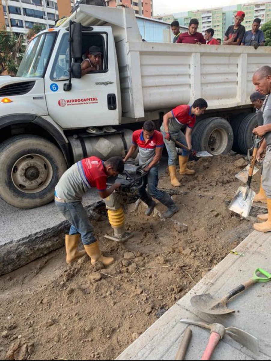 Una muestra del mal trabajo realizado hace apenas 1 año, y toda la Avenida Principal de Las Fuentes nuevamente en alto riesgo y sin atención a nuestros reportes <a href="/gestionperfecta/">Carmen Meléndez</a> @HidroCapital2 @_Vpsops <a href="/ServPublicosVe/">Servicios Públicos Vzla</a>