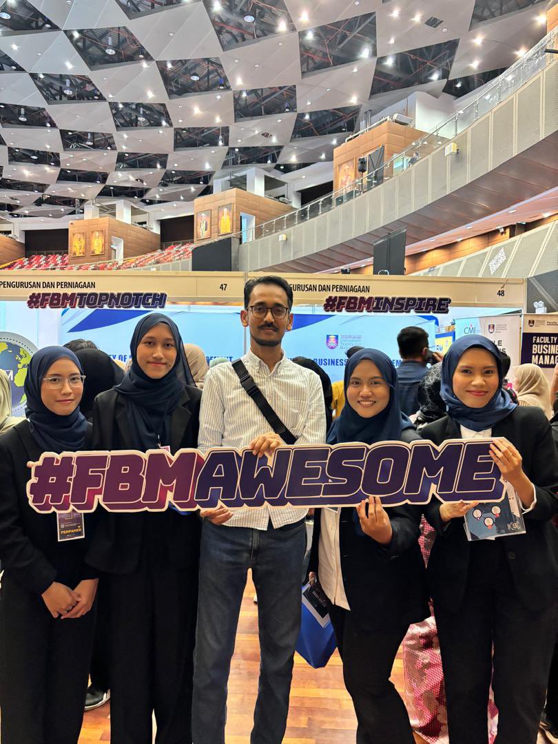 fbm_uitm's tweet photo. Timbalan Dekan Hal Ehwal Pelajar Fakulti, Tn Syed Ashrene Syed Omar turut hadir ke Ekspo #SelangkahKeUiTM2024 

FBM memang ‘awesome’ !

#fbmawesome #fbminspire #fbmtopnotch https://t.co/FHR2qGqCgB