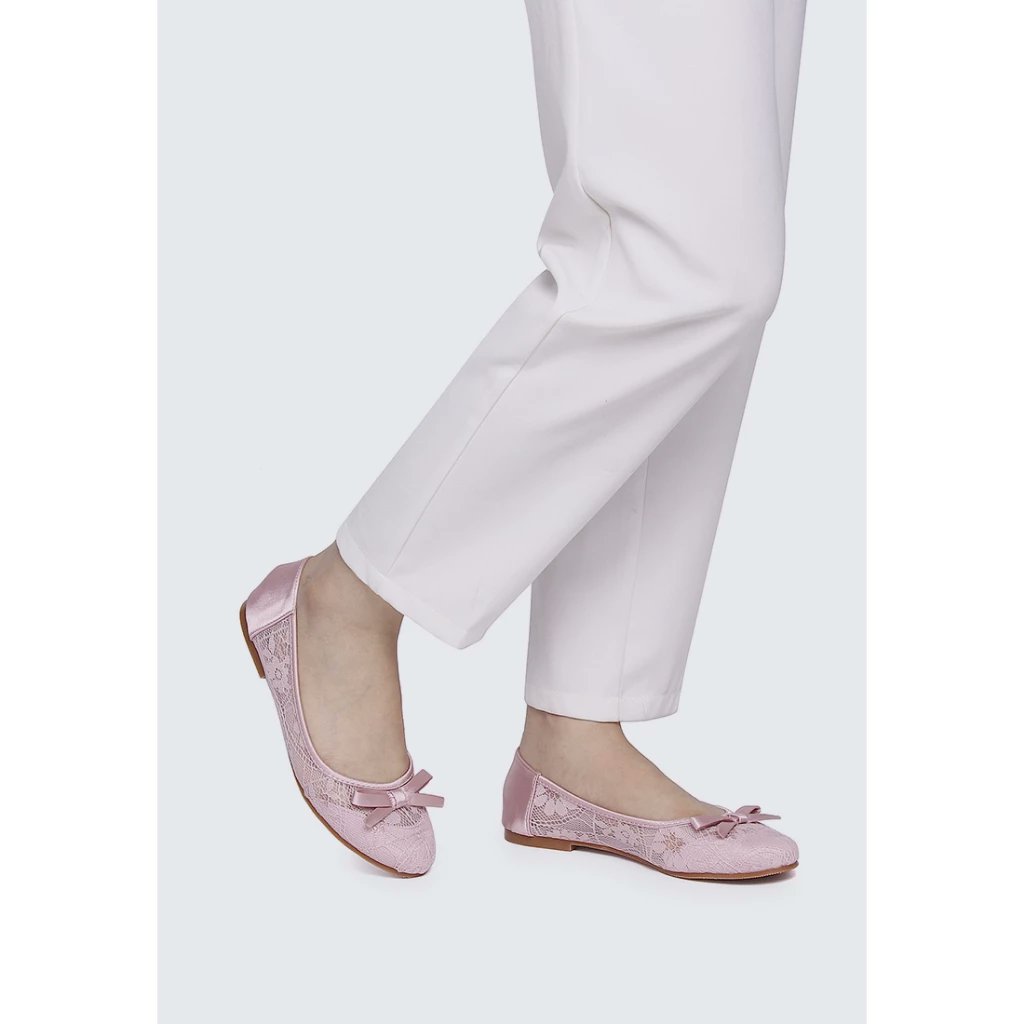 Nfazshop's tweet photo. Tak salah kan kalau kite beli kasut yang sedikit mahal tapi selesa digunakan😍

Kasut brand ballerine sesuai untuk korang yang suka kan tapak rendah.

Design satin &amp; lace memang nampak mewah dan cantik. Sekali pandang je dah jatuh cinta.

https://t.co/ForQIKsr09 https://t.co/klRftf14gH