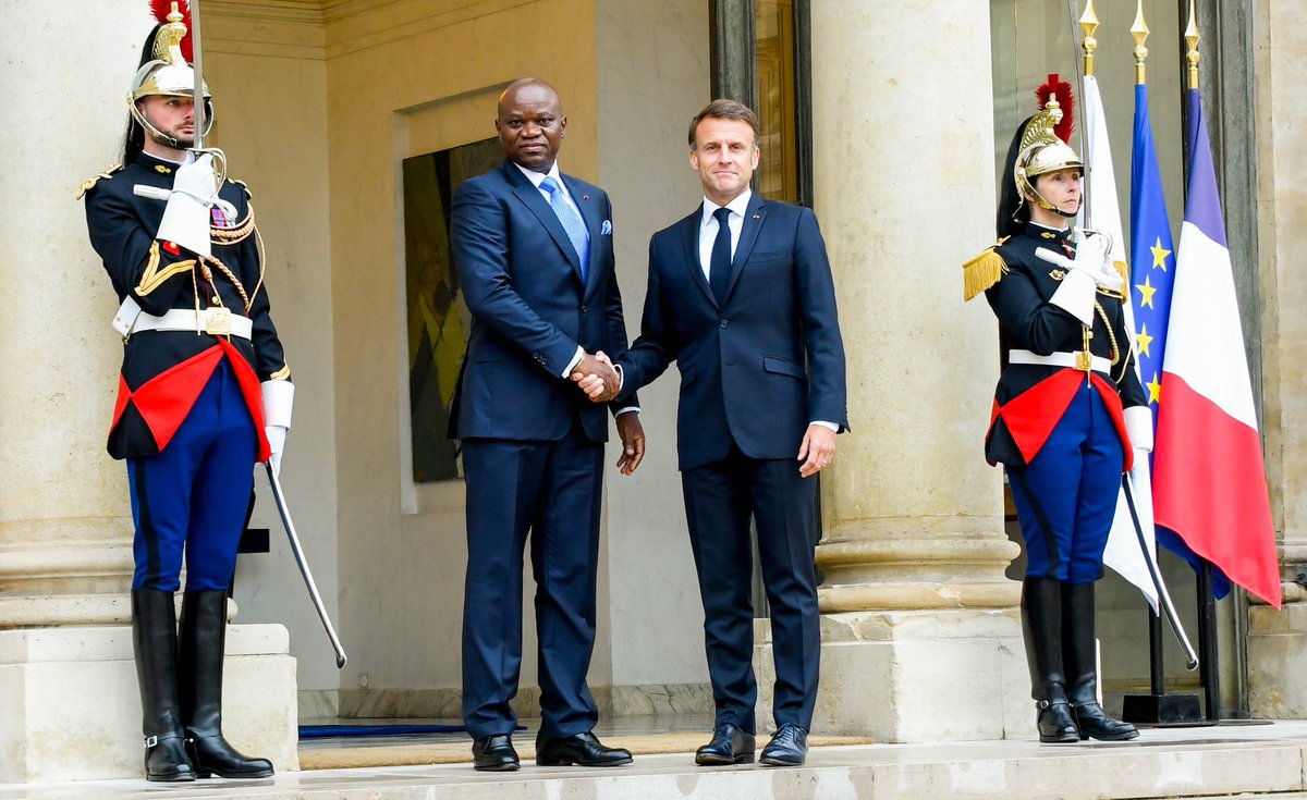 GabonInAction's tweet photo. Le Président de la Transition @OliguiNguema reçu au Palais de l’Elysée par Son Excellence Monsieur @EmmanuelMacron

#Transition #CTRI #GabonInAction https://t.co/3Nyh2Fs2oM