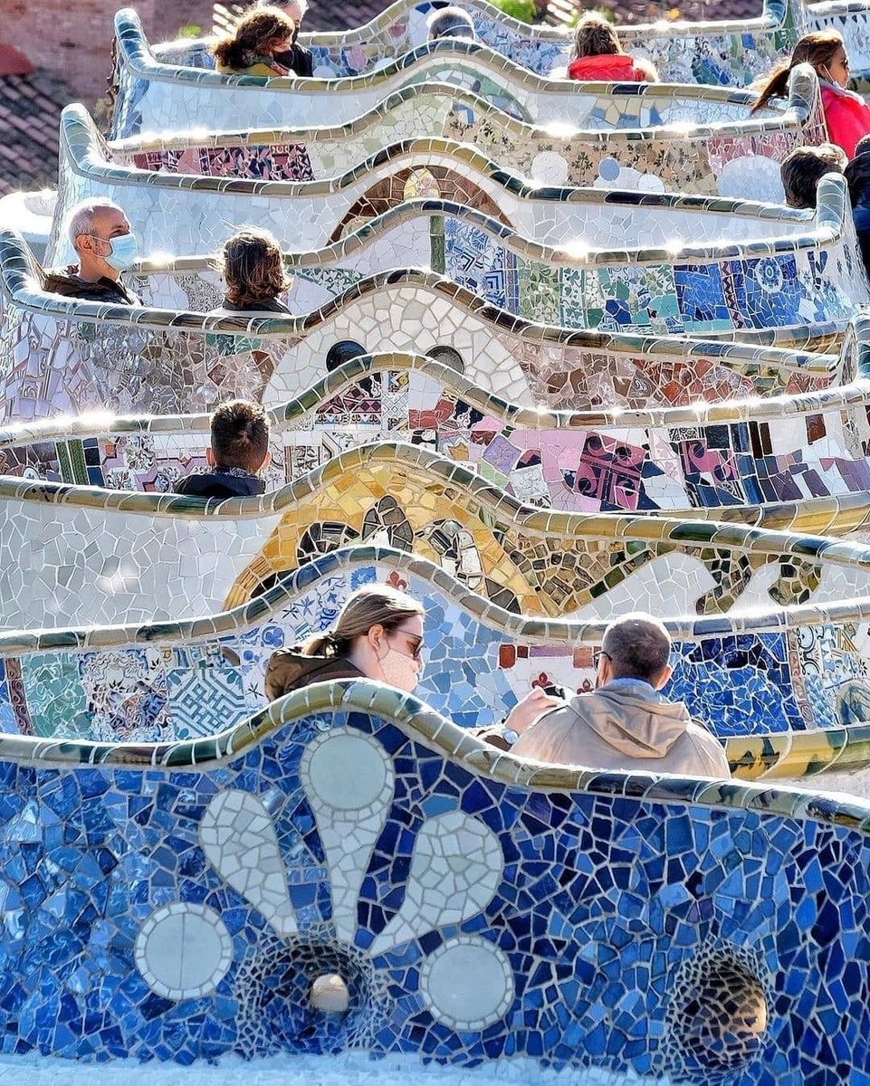 Barcelona, Spain 🇪🇸 Designed by the renowned architect Antoni Gaudí, Park Güell is a testament to his distinctive style and visionary approach. The Serpentine Bench is iconic for its long, winding bench covered in brightly colored tiles.