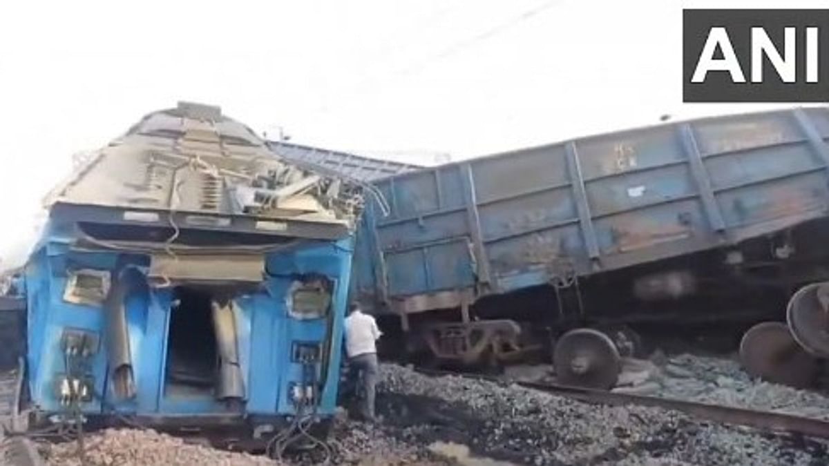 Two goods #TrainsCollided near Madhopur (Punjab) in #Sirhind earlier this morning, injuring two loco pilots who have been admitted to Sri Fatehgarh Sahib Civil Hospital.
