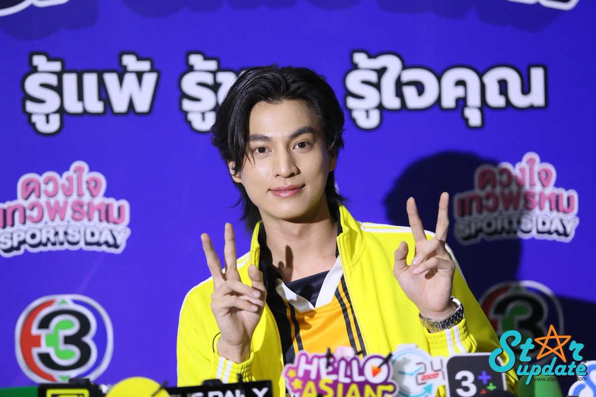 webstarupdate's tweet photo. [CLIP] “กลัฟ” ฮอตบินงานตปท.ถี่ ยกแก๊งเชียร์ “ไบร์ท” ในคอน พร้อมแจงเอ่ยปากเตือนแฟนคลับที่สนามบิน >> https://t.co/79mIrNis7z
#GulfKanawut #ดวงใจเทวพรหมSportsday https://t.co/6akQcFuzAN