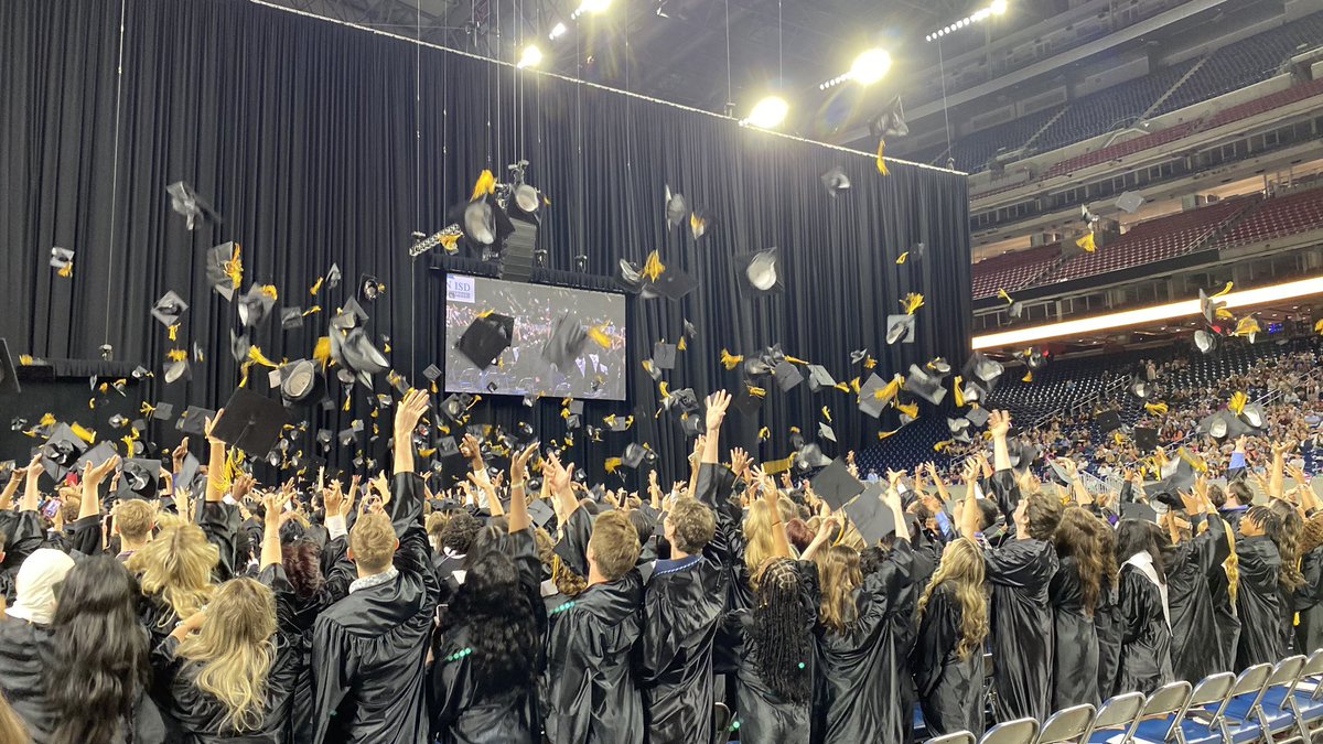 orios1OZ's tweet photo. Congratulations π #OakGrad24 Wishing you all the best in your future endeavors @KleinOak https://t.co/zrcbm7LV62