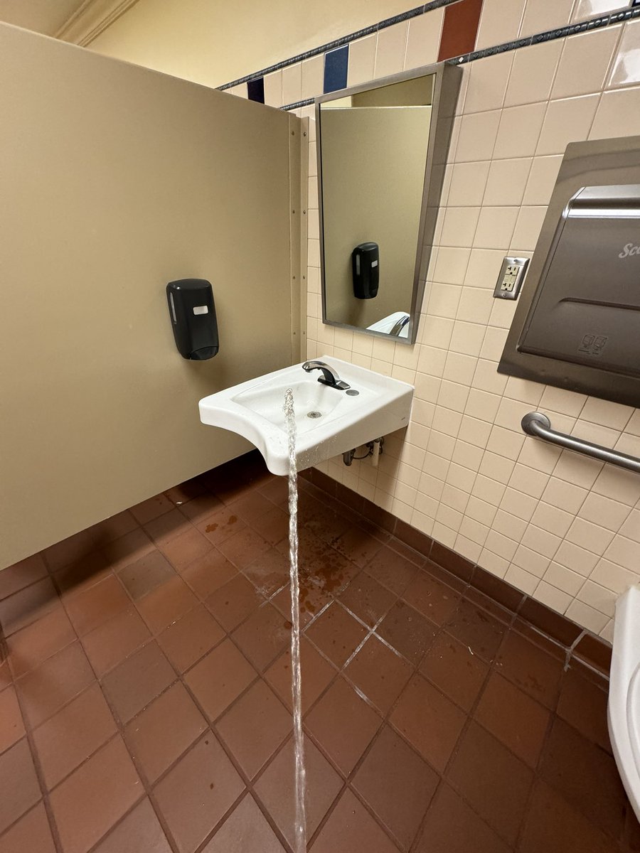 piss_perfect's tweet photo. Into the sink my piss must fly, hopefully no pedestrian walks by.
#dontcuck #offtherim #ElectionInterference2024 https://t.co/aM4C1EbTKZ