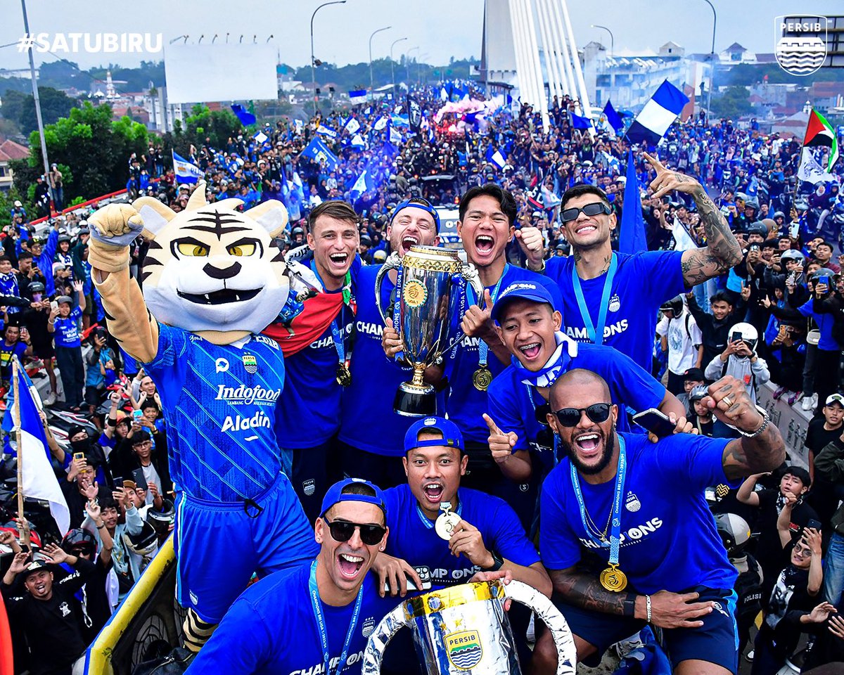 persib's tweet photo. Bandung bergemuruh menyambut kembali Sang Juara ⭐️⭐️⭐️
Setelah sepuluh tahun menantikan momen ini, kota ini bersatu dalam kebanggaan saat #PERSIB kembali mempersembahkan trofi untuk Bobotoh PERSIB 🏆
#WeArePERSIB #SatuBIRU https://t.co/vHR2BgJ6l8