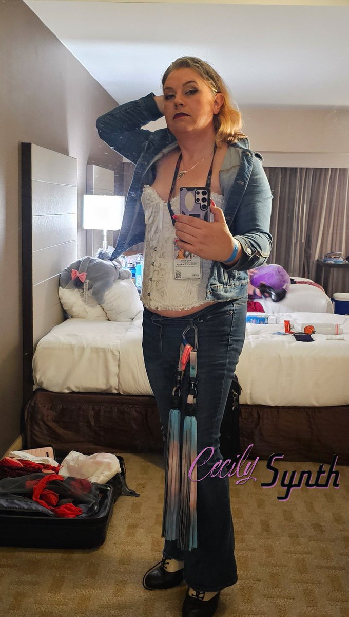 Cecily_Synth's tweet photo. Things I learned at #DomConLA
1. I'm a tall bitch (6'4" in my fav shoes)
2. My feet are sculpted pieces of art that need worship.
3. The world needs more MILF Muscle Dommes.
What's your favorite thing you learned? https://t.co/3BOVzaENrX