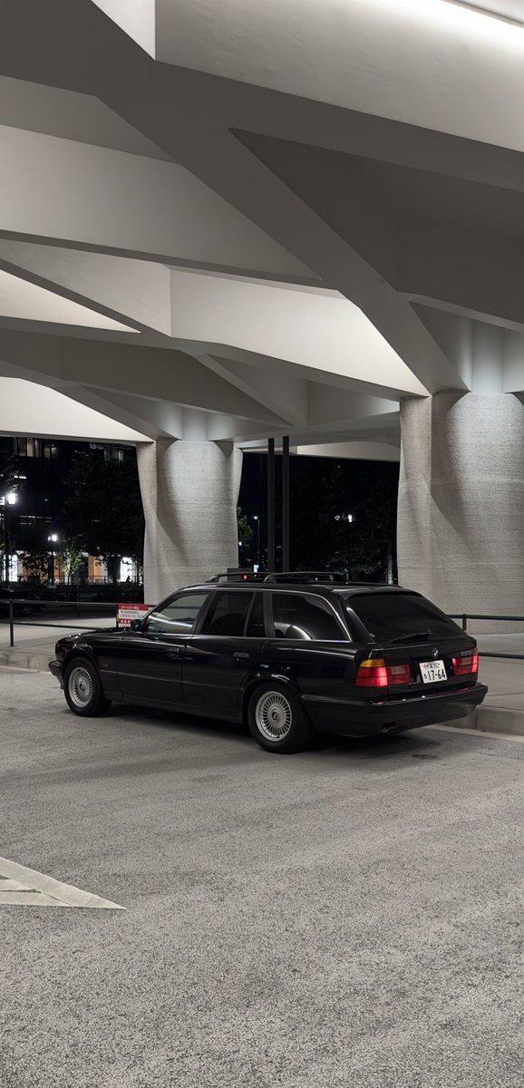 407GRB's tweet photo. #BMW乗りと繋がろう2024初夏

【報告】

E34 525i ツーリング　納車されました

コスモスブラック　グレー革内装　サンルーフ

セダン合わせて3台目のE34です、2年は探してやっと見つけたので大事に乗ろうと思います。 https://t.co/mtc9YEAYNx