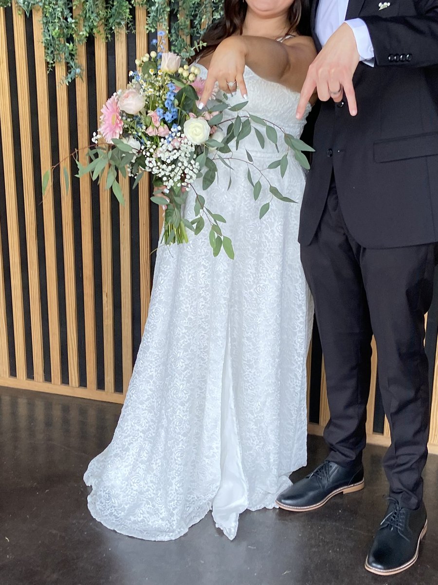 ssavannahhh____'s tweet photo. even on wedding day… horns down 🤪 
I’m officially a bentley 🩵 https://t.co/rybNhpswQI