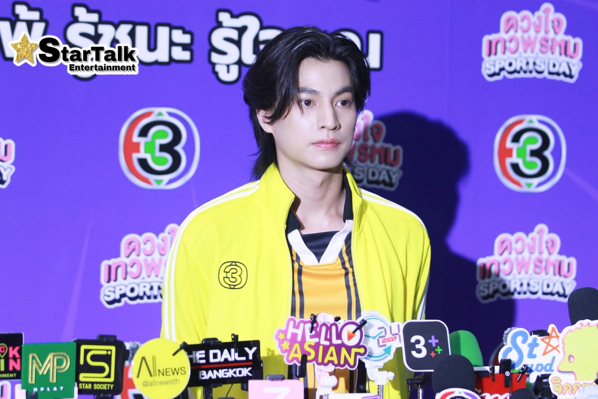 startalkent's tweet photo. ”กลัฟ คณาวุฒิ“ หัวหน้าทีมสีเหลือง💛 สัมภาษณ์สื่อมวลชนก่อนเริ่มงาน ดวงใจเทวพรหม Sports Day รู้แพ้ รู้ชนะ รู้ใจคุณ 

#SportsDayxGulf
#ดวงใจเทวพรหมSportsDay
#ดวงใจเทวพรหม
#GulfKanawut #กลัฟคณาวุฒิ https://t.co/56135IiiUp
