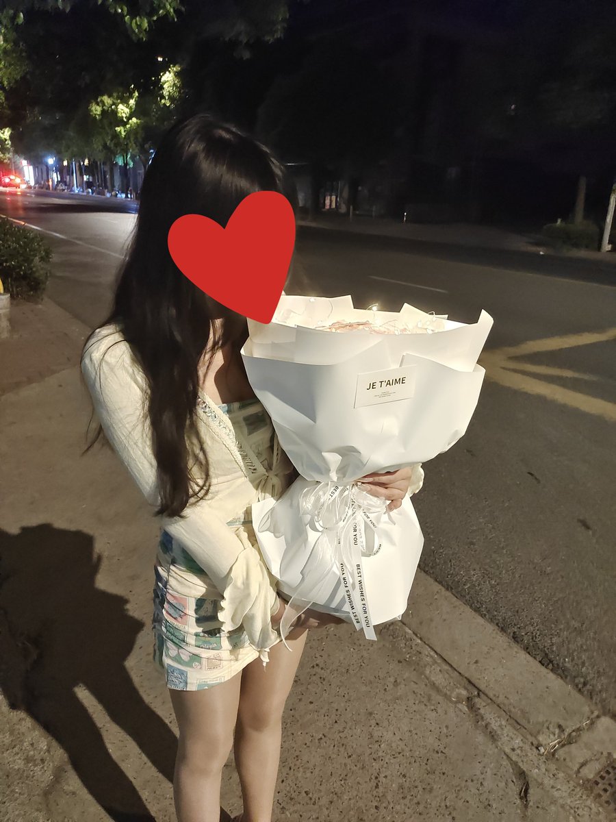s_wbaby's tweet photo. 陪媳妇过的520，自己却一下也没碰，有没有人可以帮忙效劳的，我负责送花，你负责玩她
#绿帽 #绿帽控 #绿帽奴 #夫妻 #夫妻交友 #交友 #丝袜 #高跟 #丝袜高跟 #肉丝 #黑丝 #字母圈 #sm #ntr #夫妻主 #夫妻奴 #反差婊 #母狗 #调教 #3p #红杏 #出轨 #偷情 #内射 #刷锅 #足交 #露出 #制服 #妻主 https://t.co/VvuYD1Gw3o