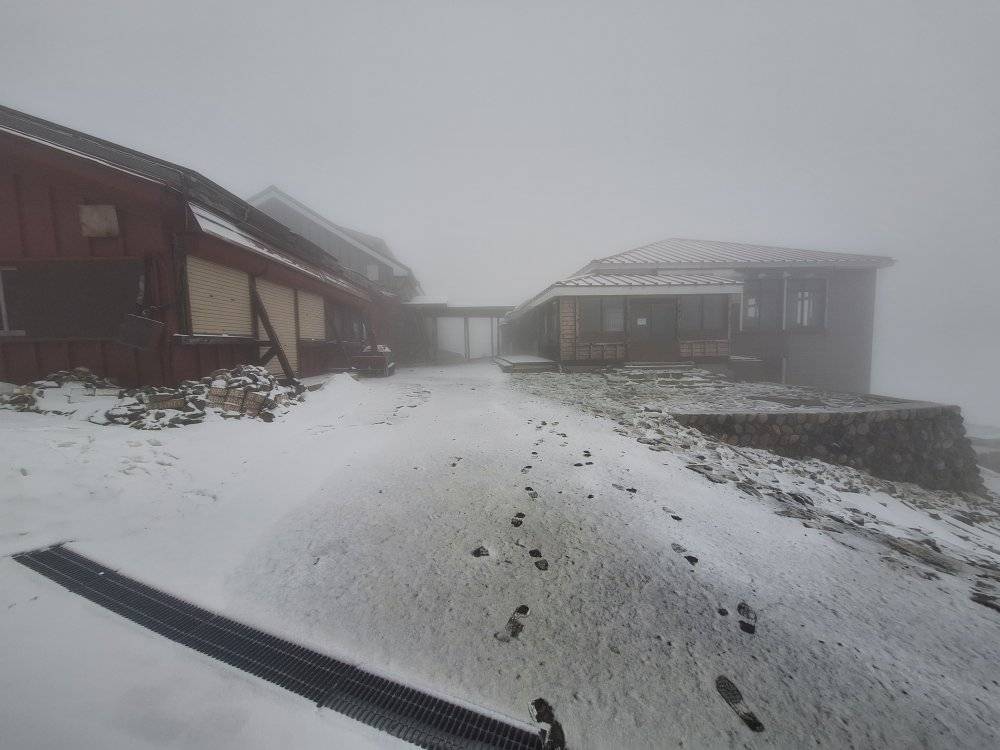 Not quite summer yet. It snowed overnight at Hakuba Sanso! 😮

おはようございます。肌寒い朝。白馬山荘付近では6月にして雪が降ったようです.

Webcams: hakubatravel.com/hakuba-webcam/
Accommodation: hakubatravel.com/book-hakuba-ac…
Transfers: hakubatravel.com/hakuba-access-…

#Hakubaweather #HakubaSnow #白馬