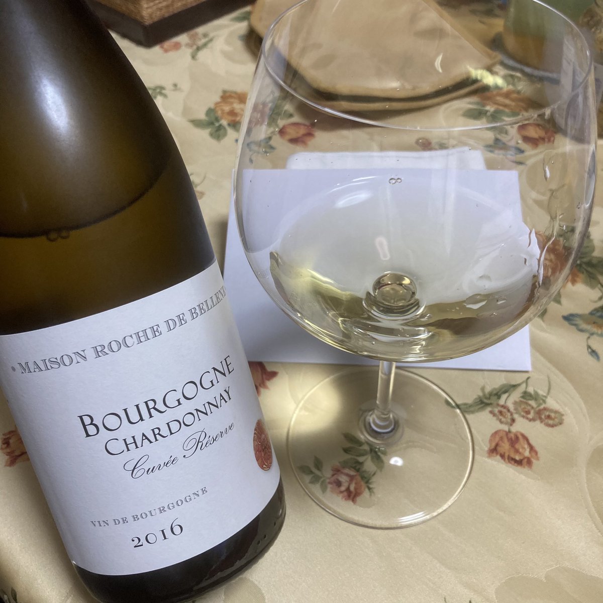 chat_et_vin's tweet photo. メゾン・ロッシュ ・ド・ベレーヌの裾もの。
リピート。
2016年がまだ買えてしかも2千円台前半の価格。
この価格帯では最高。
#maisonrochedebellene #bourgogne #chardonnay #cuveereserve #vindebourgogne https://t.co/NYo6a1pqir