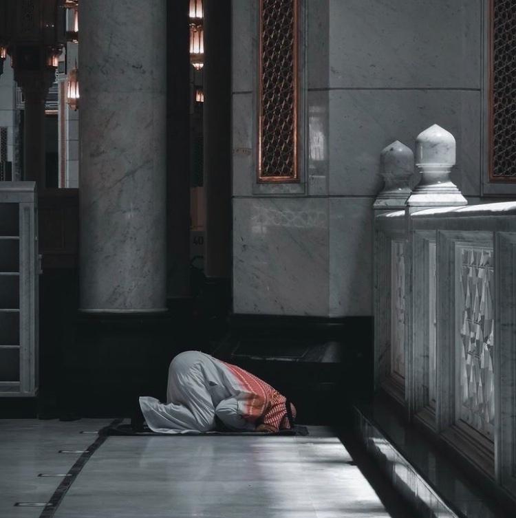 "أويتُ لله قبل الفجر في ثقةٍ
فكيف يُخذلُ من يأوي إلى اللهِ"