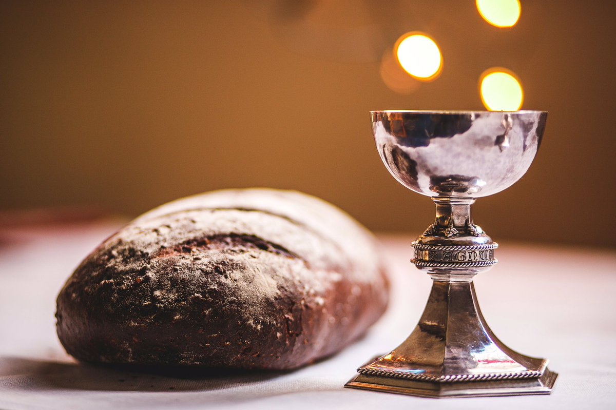 BNoticia2016's tweet photo. Corpus Christi. Manera única que hacerse presente, siendo alimento para cada uno de los hombres y mujeres de este mundo. Es el Pan de vida que se parte y reparte. En 'memoria suya' nos sentamos a la mesa a compartir el Pan y la Palabra, sacramento, encuentro con Él. #BNdiaria https://t.co/WnXKCyD0ii