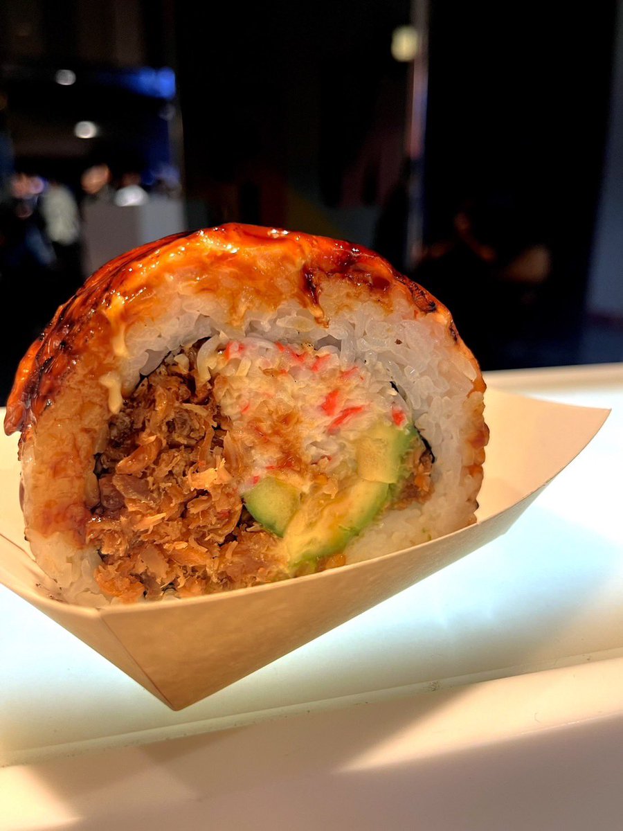 mogujazzpiano's tweet photo. 【Sydney滞在記】
お寿司🍣
その名も
"Ayers Rock"
&
"Veggie Roll"
なんと🫨
美味いがね😋
食後は
フルーツジュース🍹
#後藤浩二
#寿司
#cydney https://t.co/0swj7D14R0