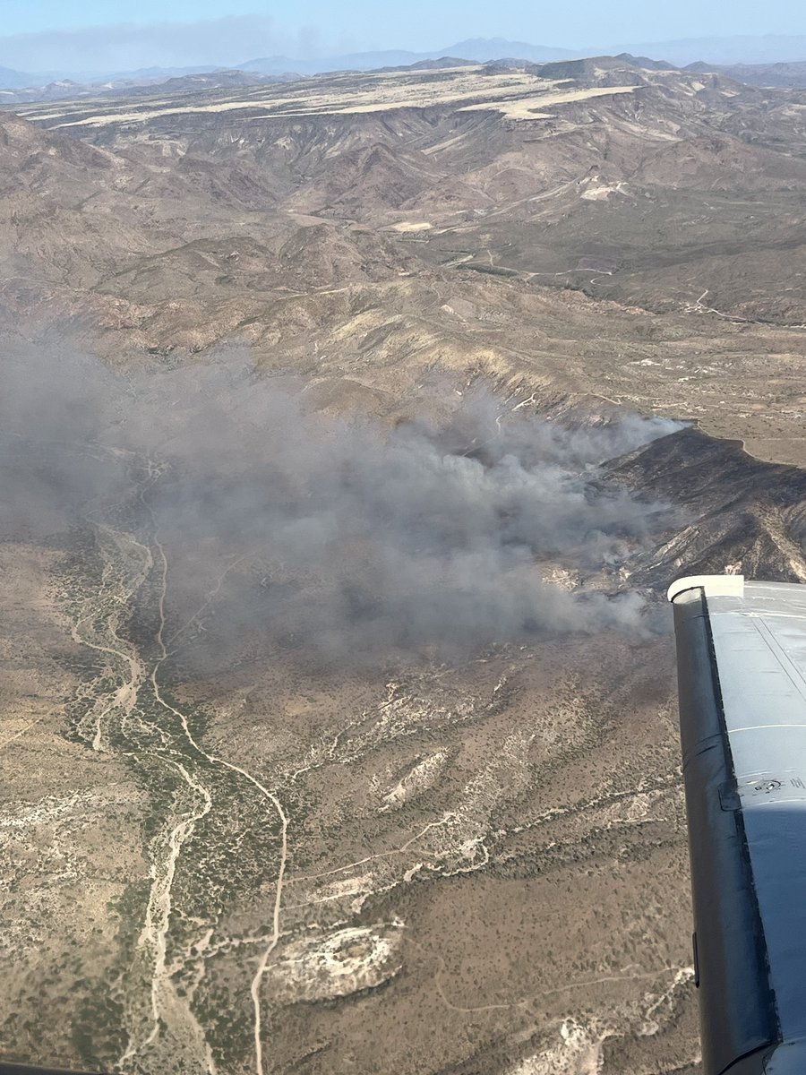 The #TableFire loc. near I-17 and Table Mesa is reported at 850 ac w/no containment. Hot &amp; dry conditions coupled w/light, flashy fuels contributed to today’s rapid fire growth. Fire moving to north &amp; east. Power lines ahead of the fire to N/NE. 

SEATs and LAT assisted ground