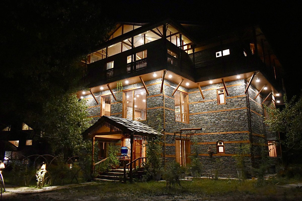hikingsingh's tweet image. Perched in the serene village Hamini of Tirthan Valley, the Sunshine Himalayan Cottage stands as a testament to the harmonious blend of traditional Himachali architecture and modern comforts.
Blogpost ! 
hikingsingh.wordpress.com/2024/06/01/sun…
@hptdc @Tirthanvalley @PIBShimla @hp_tourism