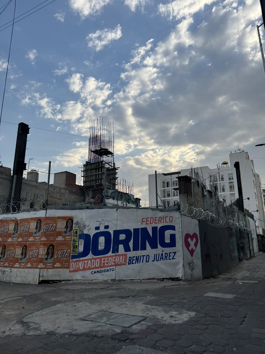 DUCDMX's tweet photo. El #19S gracias a la corrupción de la @BJAlcaldia y el #CartelInmobiliarioBJ colapsó el edificio “nuevo” Zapata 56 matando a dos trabajadoras del hogar. No se ha reconstruido pero @LuisMendozaBJ y @FDoringCasar usan el tapial para promover sus candidaturas. Tantita madre https://t.co/cVYtcp2l8f