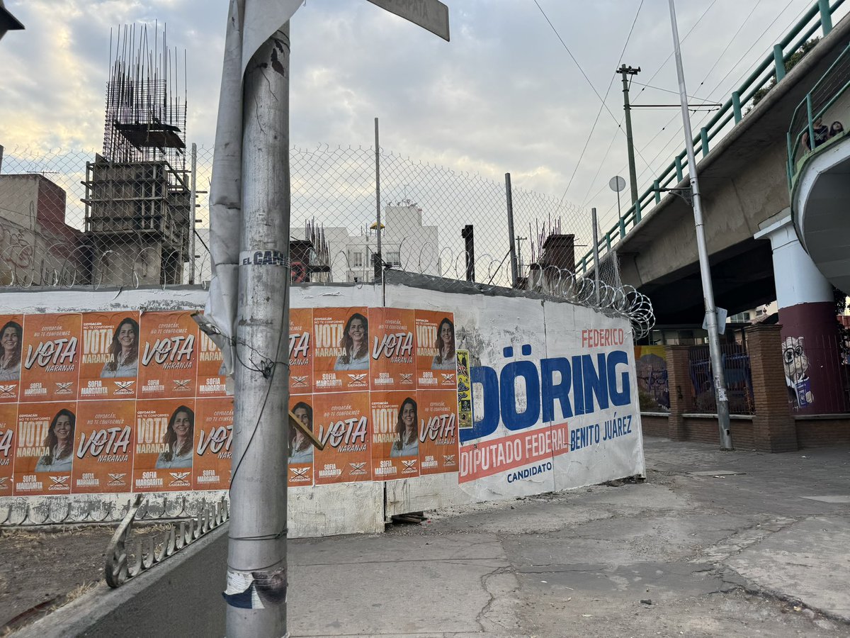 DUCDMX's tweet photo. El #19S gracias a la corrupción de la @BJAlcaldia y el #CartelInmobiliarioBJ colapsó el edificio “nuevo” Zapata 56 matando a dos trabajadoras del hogar. No se ha reconstruido pero @LuisMendozaBJ y @FDoringCasar usan el tapial para promover sus candidaturas. Tantita madre https://t.co/cVYtcp2l8f