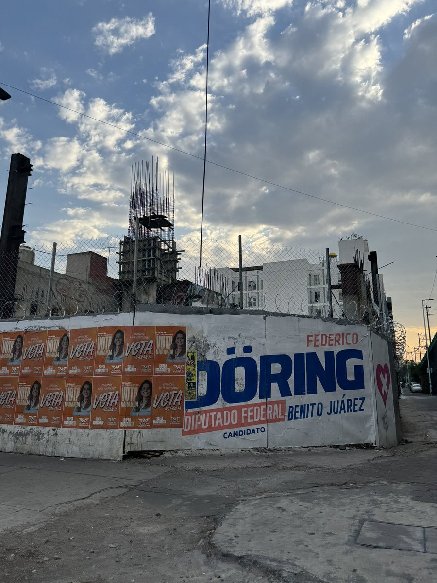 DUCDMX's tweet photo. El #19S gracias a la corrupción de la @BJAlcaldia y el #CartelInmobiliarioBJ colapsó el edificio “nuevo” Zapata 56 matando a dos trabajadoras del hogar. No se ha reconstruido pero @LuisMendozaBJ y @FDoringCasar usan el tapial para promover sus candidaturas. Tantita madre https://t.co/cVYtcp2l8f