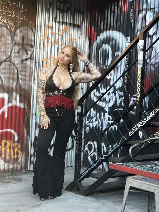 About last night 🔥🤘 see the rest  https://t.co/xfu4Je2fXb  Running Skype and custom specials right now