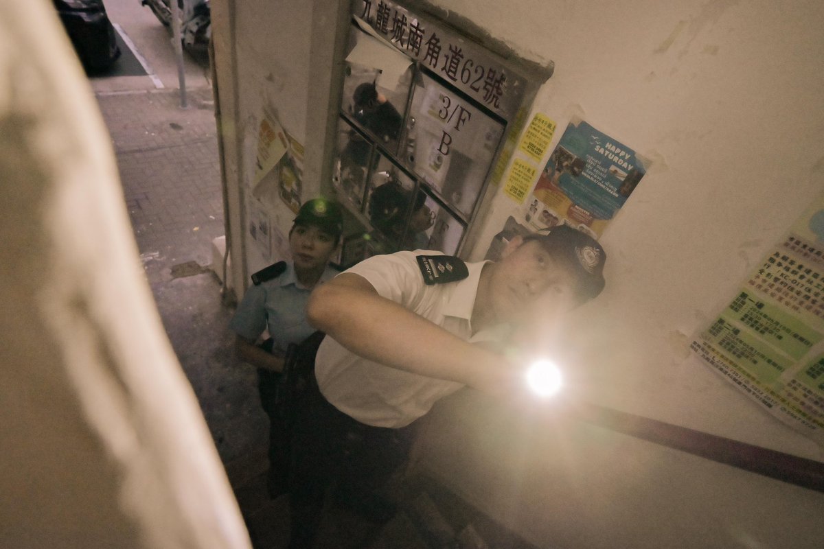 hkpoliceforce's tweet image. #HKPFootprint🚓| Home to an unruly #WalledCity-turned-tranquil park, modest shops catering to a close-knit community &amp;amp; enduring tenements—witnesses of the prewar/postwar eras—📍#KowloonCity continues writing its story in modern times, with us👮🏻‍♂️👮🏻‍♀️guarding the storied area 24/7🌇🌃