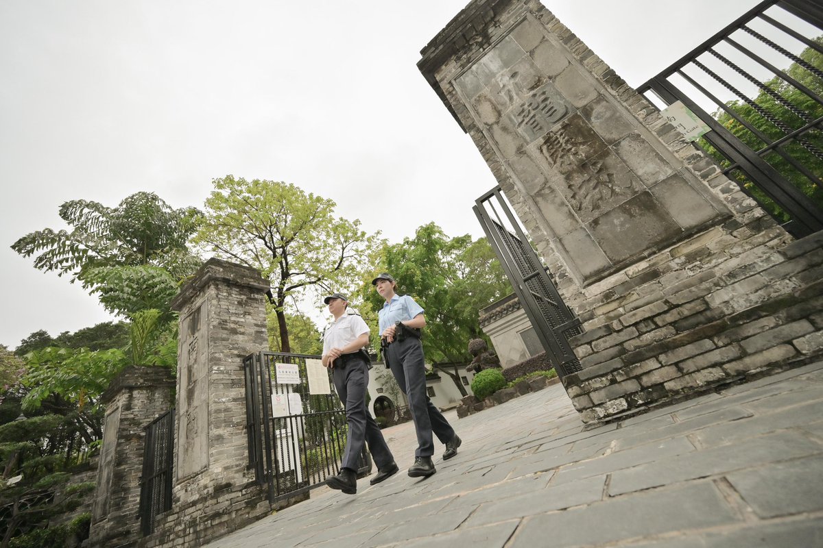 hkpoliceforce's tweet image. #HKPFootprint🚓| Home to an unruly #WalledCity-turned-tranquil park, modest shops catering to a close-knit community &amp;amp; enduring tenements—witnesses of the prewar/postwar eras—📍#KowloonCity continues writing its story in modern times, with us👮🏻‍♂️👮🏻‍♀️guarding the storied area 24/7🌇🌃