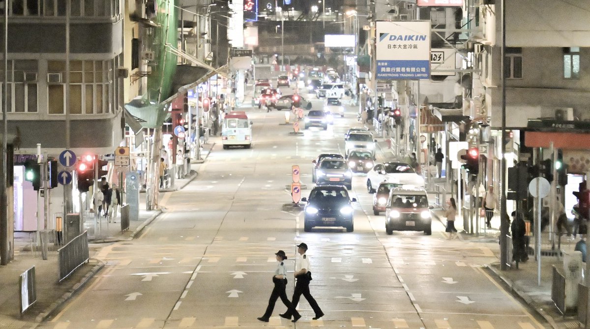 hkpoliceforce's tweet image. #HKPFootprint🚓| Home to an unruly #WalledCity-turned-tranquil park, modest shops catering to a close-knit community &amp;amp; enduring tenements—witnesses of the prewar/postwar eras—📍#KowloonCity continues writing its story in modern times, with us👮🏻‍♂️👮🏻‍♀️guarding the storied area 24/7🌇🌃
