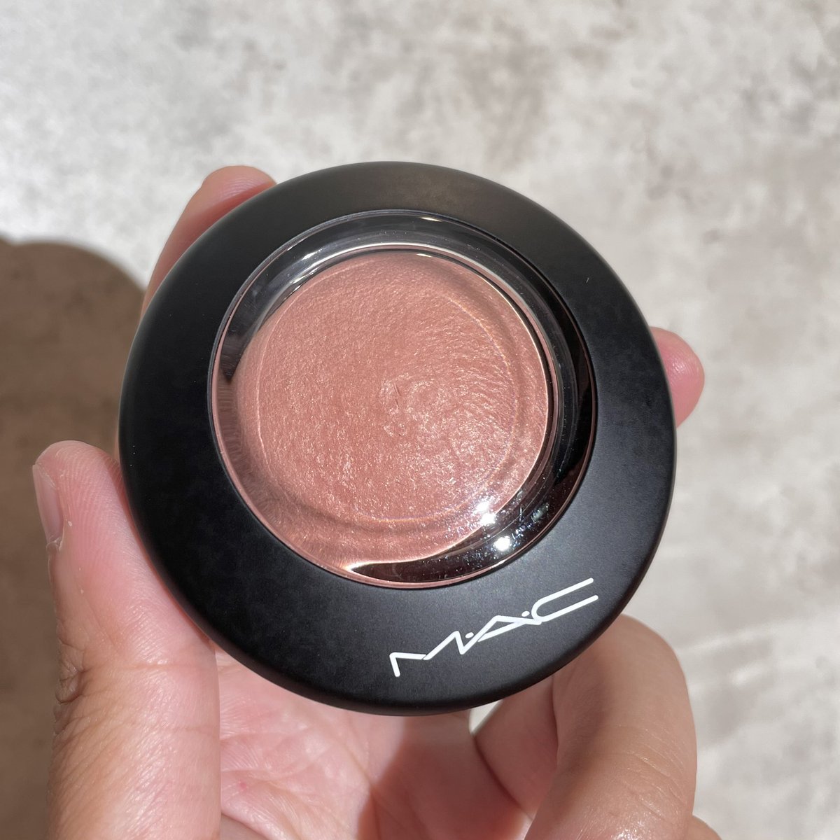 jjdoesitwork's tweet photo. โดน บตบก. ญี่ปุ่นตกมา บลัช mac สี warm soul สีนี้ดังมากกกกกกที่ ญป. เข้าใจเลยว่าทำไม sold out บ่อย โทนพีชที่ถูกต้องปัดแล้วหน้าดูสดใสขึ้นมา 300% เวลาไปลองอย่าตกใจชิมเมอร์ ลองออกมาดูกับแสงธรรมชาติก่อนคือโคตรสวยยยย เป็นโกลว์ที่ละเอียดไม่เน้นรูขุมขนเลย ยกให้เป็นบลัชที่สวยที่สุดอีก 1 ตัวเลย