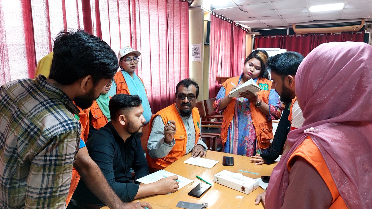 BDRCS1's tweet photo. Volunteers play an inevitable role in disasters for 🇧🇩.
With support of @ifrc, @BDRCS1 conducted refresher on:
#MultiHazards
#Preparedness
#AnticipatoryAction
#Response to enhance capacity for #CPP volunteers across all 33 camps at #PMO in #CoxsBazar.
#Knowledge #Skills on #DRR https://t.co/DAOuLnAQUx