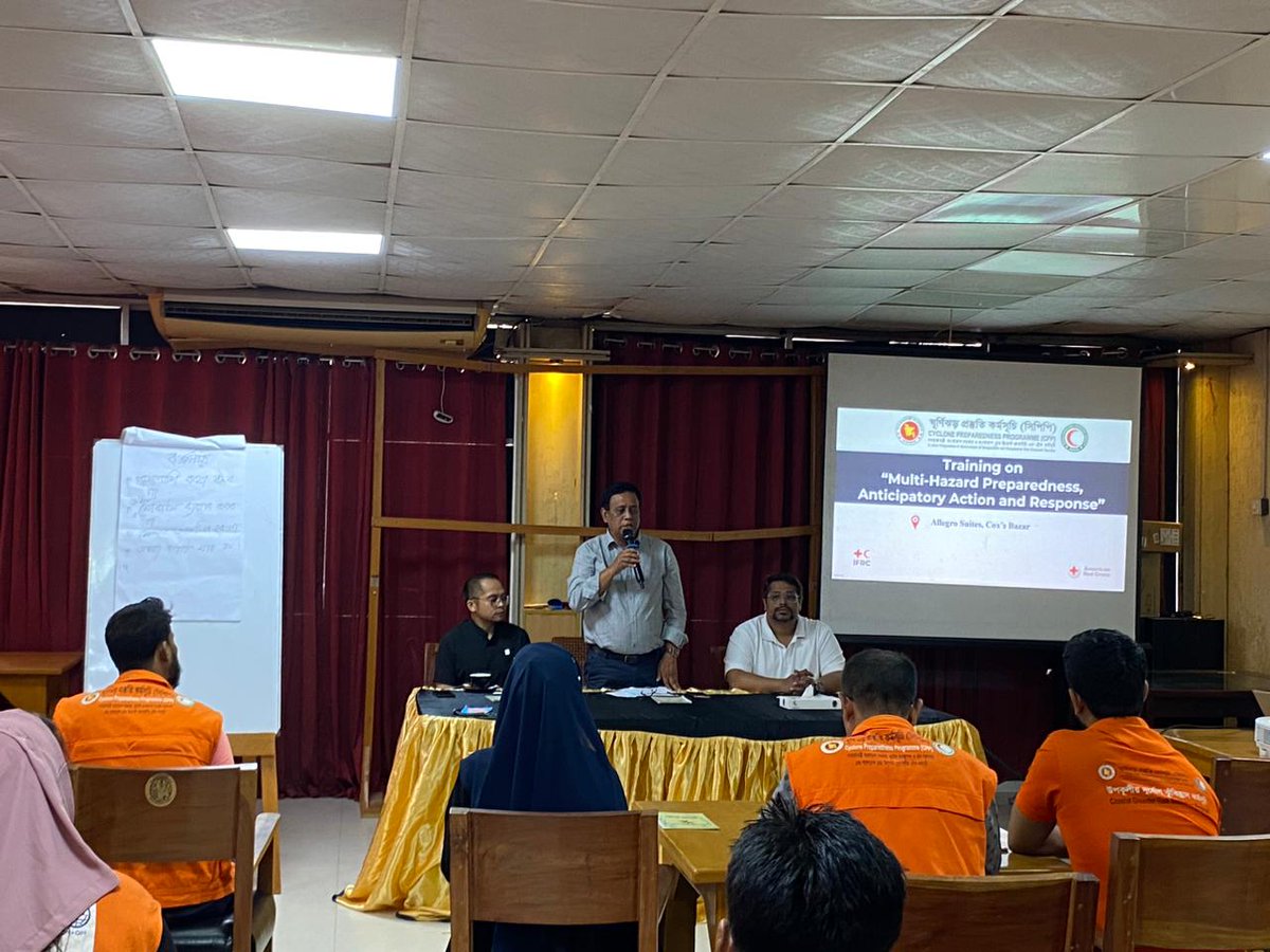 BDRCS1's tweet photo. Volunteers play an inevitable role in disasters for 🇧🇩.
With support of @ifrc, @BDRCS1 conducted refresher on:
#MultiHazards
#Preparedness
#AnticipatoryAction
#Response to enhance capacity for #CPP volunteers across all 33 camps at #PMO in #CoxsBazar.
#Knowledge #Skills on #DRR https://t.co/DAOuLnAQUx