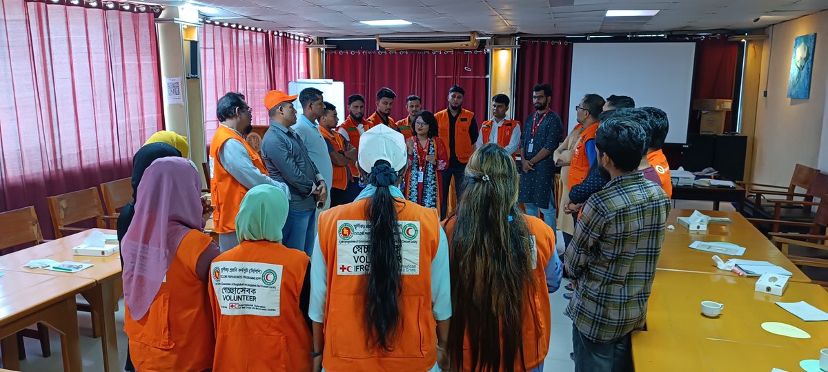 BDRCS1's tweet photo. Volunteers play an inevitable role in disasters for 🇧🇩.
With support of @ifrc, @BDRCS1 conducted refresher on:
#MultiHazards
#Preparedness
#AnticipatoryAction
#Response to enhance capacity for #CPP volunteers across all 33 camps at #PMO in #CoxsBazar.
#Knowledge #Skills on #DRR https://t.co/DAOuLnAQUx