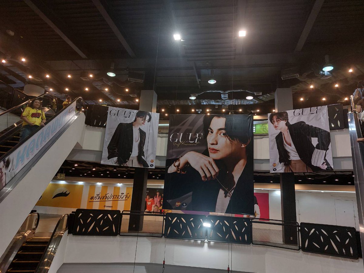 pueng_w's tweet photo. ไม่ว่าจะเดินไปทางไหน คุณก็จะเจอแต่ กลัฟ คณาวุฒิ ความรักจากพี่ๆฟคได้โอบล้อมห้างเอาไว้หมดแล้ว
#ดวงใจเทวพรหมSportsDay
#SportsDayxGulf 
#GulfKanawut   @gulfkanawut https://t.co/0nsT3wkmA8