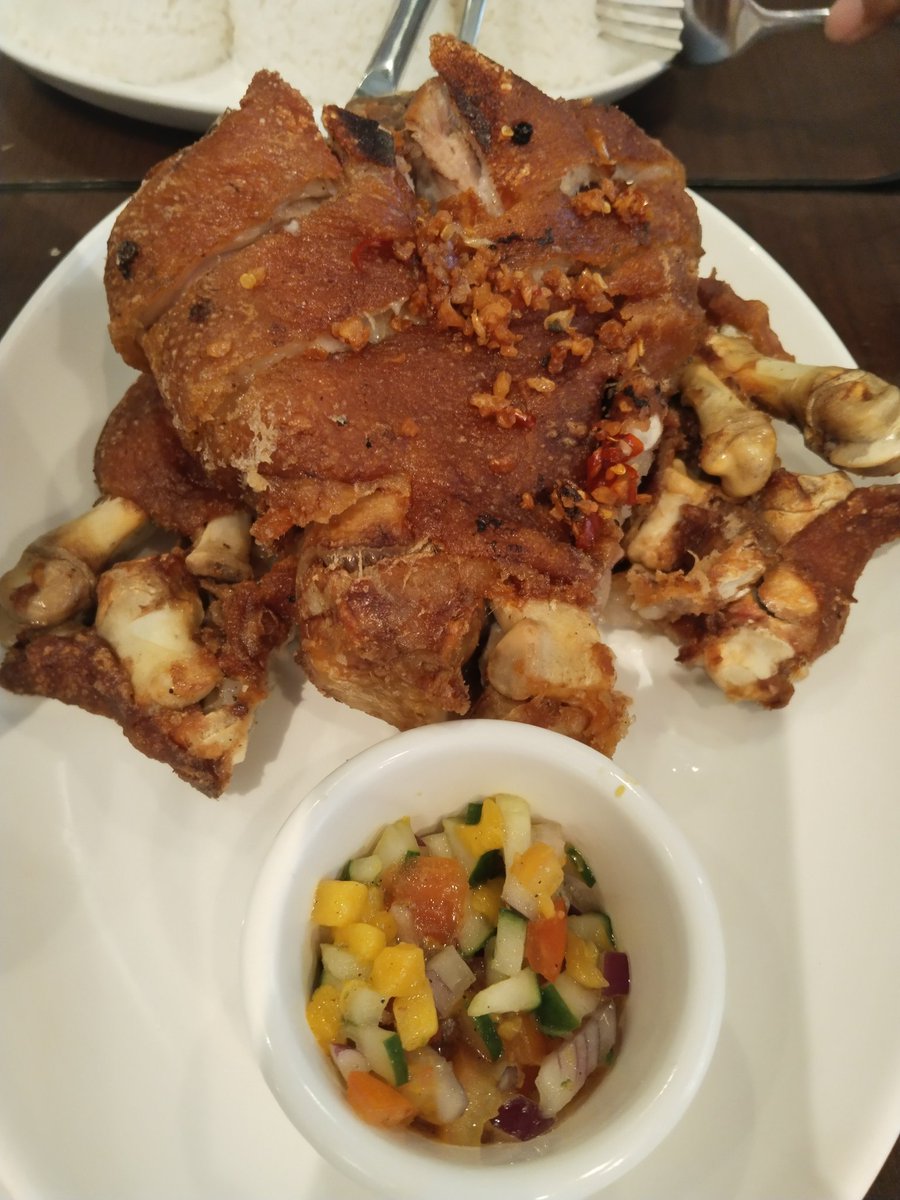 Lenz0819's tweet image. Mangan Tamu! 😻🫰❣️
#crispypata #bulalo #karekare #laing #calamares