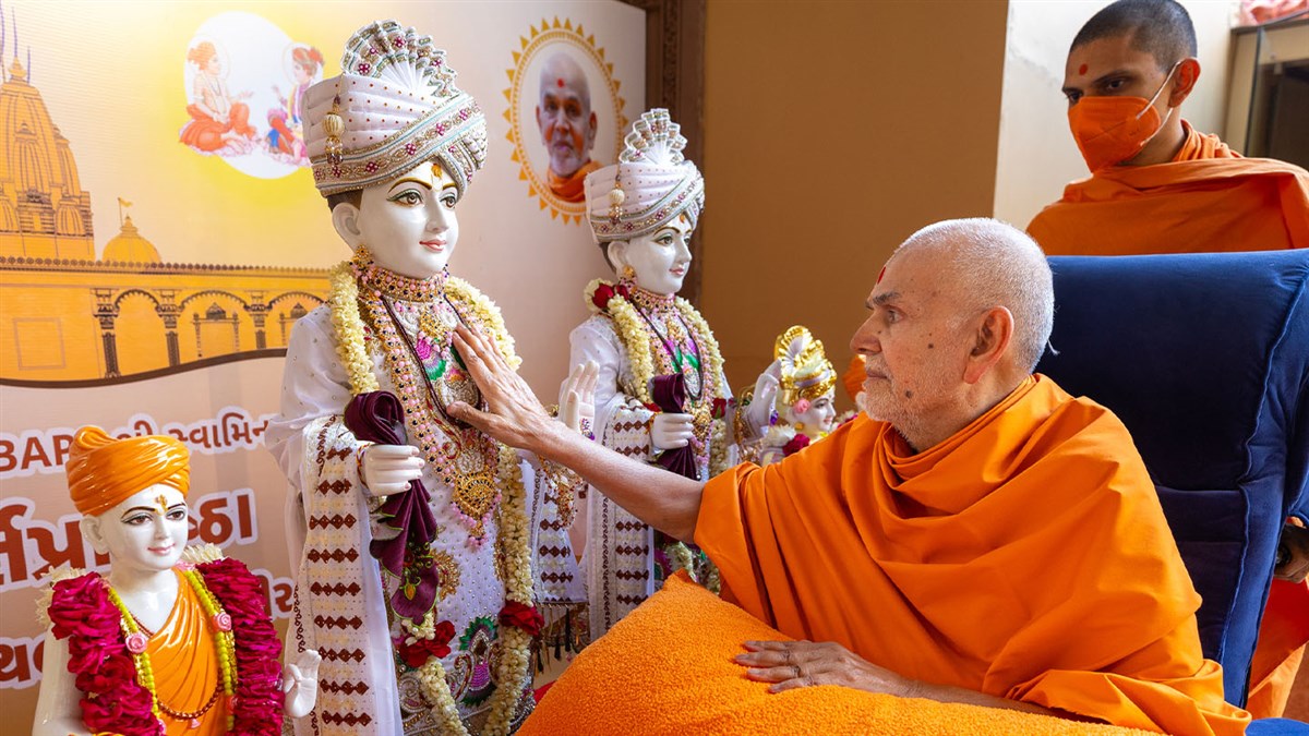 HH Mahant Swami Maharaj's Vicharan: 01 June 2024, Sarangpur, India gfrc6.app.goo.gl/Xqg3