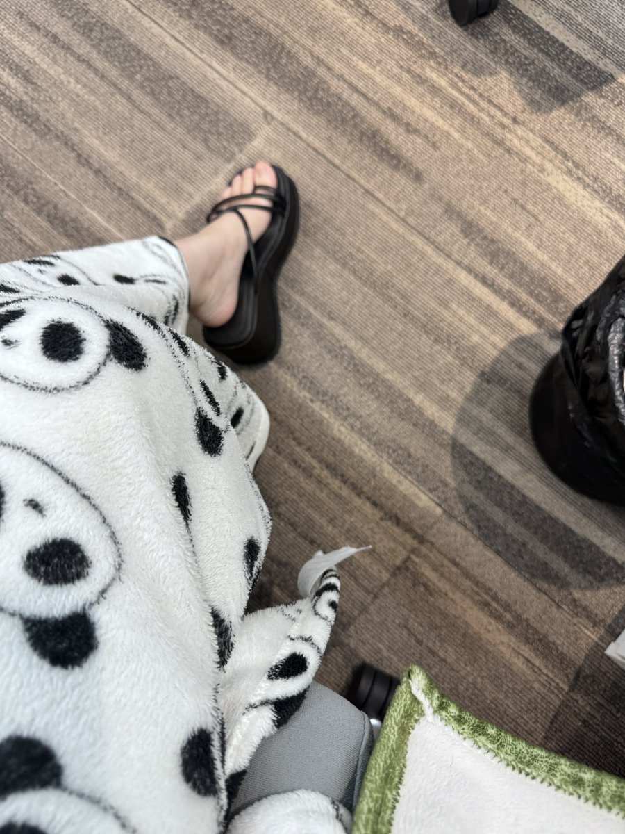 一直下雨所以拖鞋上班