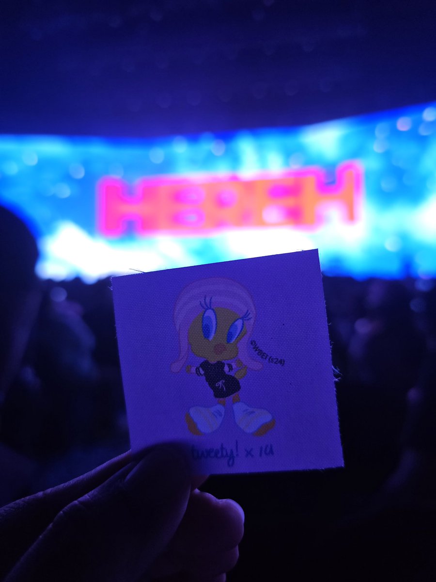 marumaruPH's tweet photo. May dumapong tweety x IU sa upuan ko ❤️ 
Papa-frame ko to 😂 Miss na kita agad IU
#HEREH_WORLD_TOUR_IN_MANILA https://t.co/SkEbYPXSlg