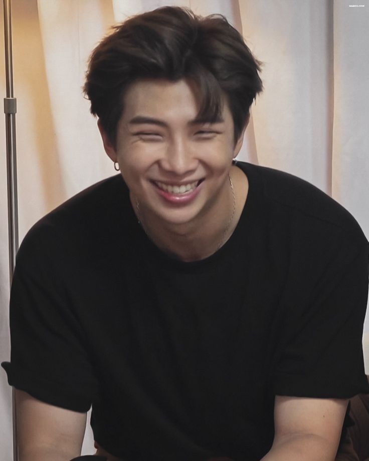 arumelowb's tweet photo. Sobre o álbum "Love Yourself: Her", perguntaram pq as músicas são neutras em termos de gênero:

Namjoon: "As letras são baseadas em experiências raras e especiais da vida. Então, pensei que esses sentimentos transcendem gêneros, culturas e barreiras entre as pessoas." https://t.co/xej85sFE13