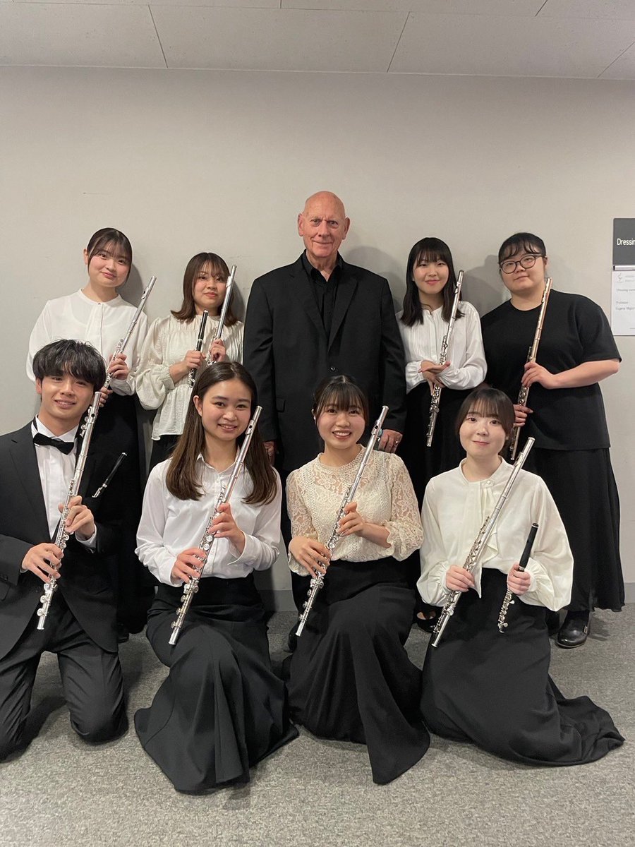 昨日昭和音大にてシンフォニー定期演奏会がありました！
吹奏楽の本番をやるのは久しぶりだったのでとても楽しく演奏できました！
写真は指揮者のコーポロン先生とフルートパートのみんなです✨
