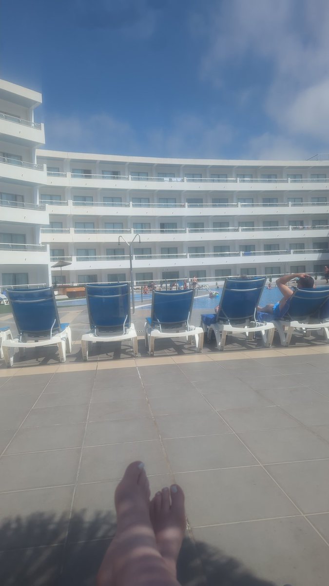 LauraAM1984's tweet photo. Ahhh this is bliss, my home til Thursday ☀️🍹 #Tenerife #girlsholiday https://t.co/xFGbKu5G2V