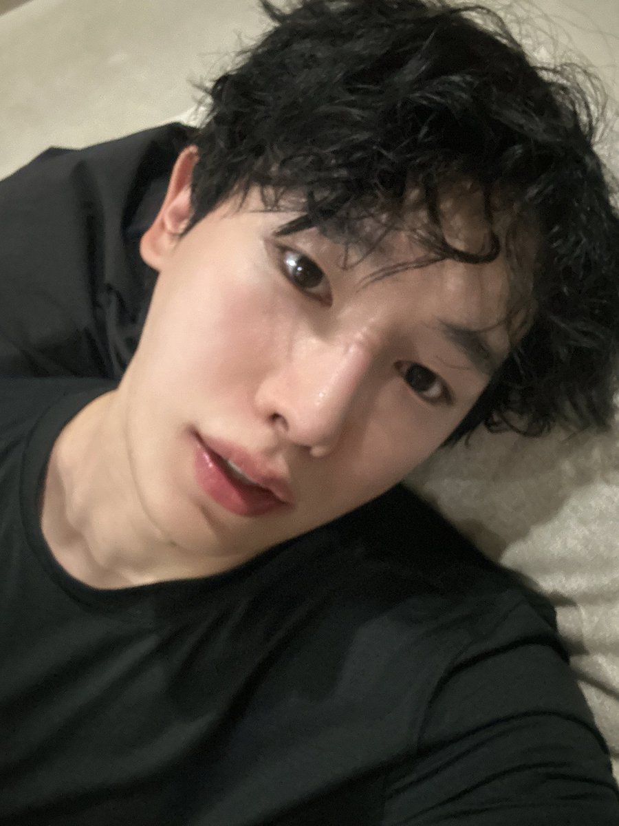 official__wonho's tweet photo. 위니들 저녁 챙겨먹고 오늘도 원호 생각해

#원호 #WONHO https://t.co/1xPHgcXM9Z