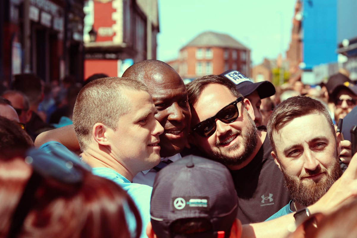 mintisculture's tweet photo. That time Kevin Campbell gave his love and affection as he was embraced from one side of Goodison Road to the other by adoring Evertonians💙

He understood the drill immediately when pulling on an Everton shirt. He loves us, & we love him. Respectful of our institution, our city, embracing us to this day, wholeheartedly. 

Best wishes to an icon who wore the royal blue of Everton💙