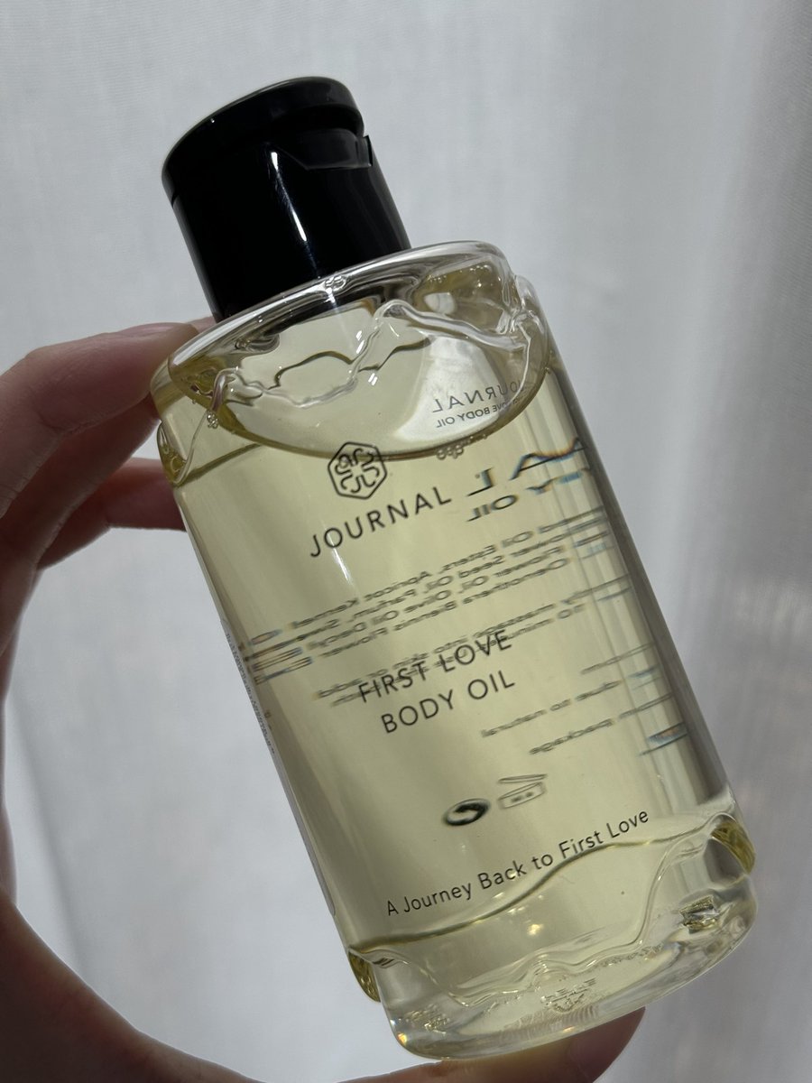 PPIMMYY's tweet photo. เราเพิ่งค้นพบว่าทา body oil ของ Journal กลิ่น First love หลังอาบน้ำ คือตัวหอมมากจริง ทาทั่วทั้งตัว หอมแบบกลิ่น ติดเสื้อ ไปด้วยเลย https://t.co/LlWAuE7Hw5
