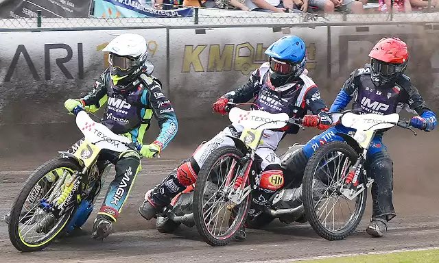 At the last IMP, you could see us! 🏍️

The Challenge of the Individual Polish Speedway Championships took place last Thursday at the Piła Asta Arena.

Pictured below: <a href="/smykracing/">Bartek Smektała #BS15</a>, <a href="/KrakowiakNorbi/">Norbert Krakowiak</a>, Mateusz Szczepaniak, and #ARI10 👇