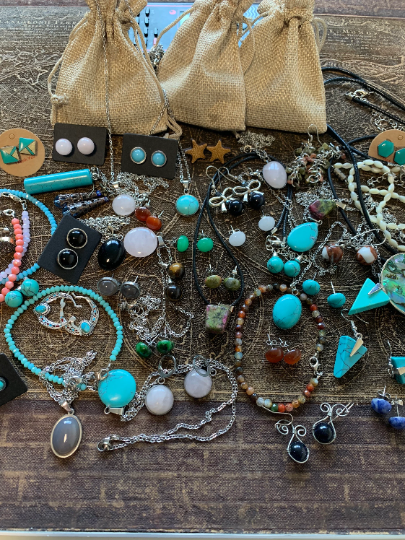 Bijuteka_Sv's tweet photo. Mystery Bag V2 , Mystery Jewellery Lot, Surprise Grab Bag, Silver Jewellery, Gemstone Jewellery https://t.co/NVI3diQ6TN чрез @Etsy #etsyhandmade #summers #bohostyle https://t.co/rNPCs4HfQw