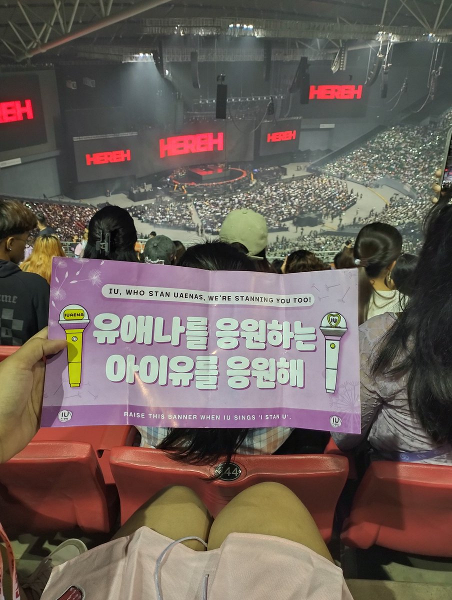 aoe_ayu's tweet photo. despite being alone still thankful bcs my first kcon exp is not sooo hassle ✨💜💛 https://t.co/8eyCgtKkn6